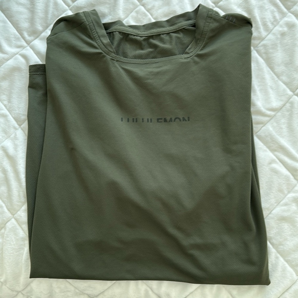 Men’s large Lululemon athletic Tee
